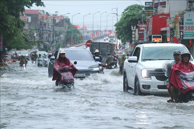 Hải Phòng: Mưa lớn gây ngập cục bộ nhiều tuyến phố nội thành